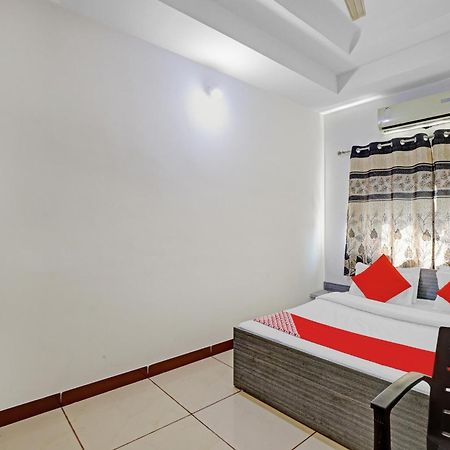 ראג'קוט Hotel Velvet מראה חיצוני תמונה