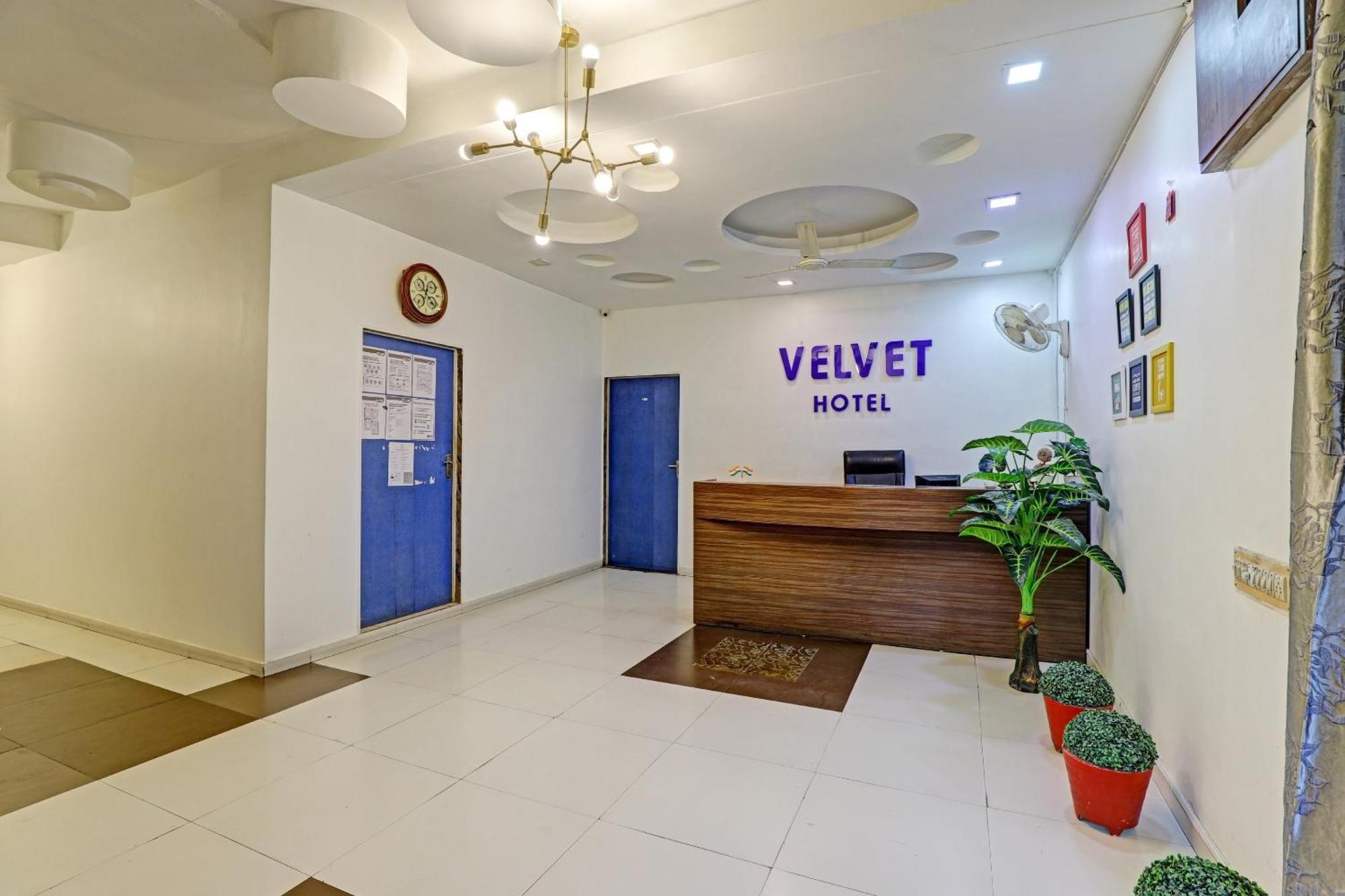 ראג'קוט Hotel Velvet מראה חיצוני תמונה