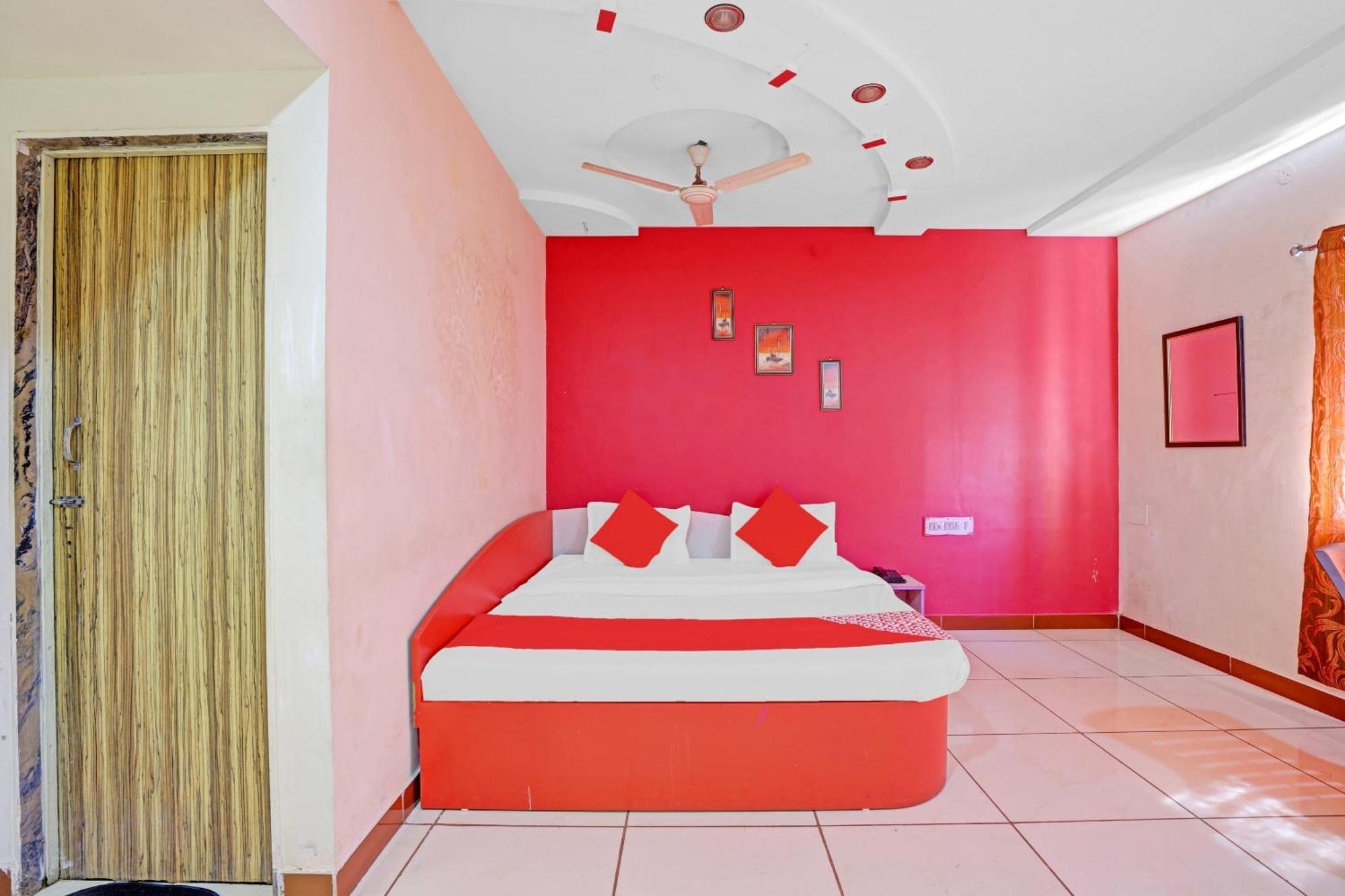 ראג'קוט Hotel Velvet מראה חיצוני תמונה