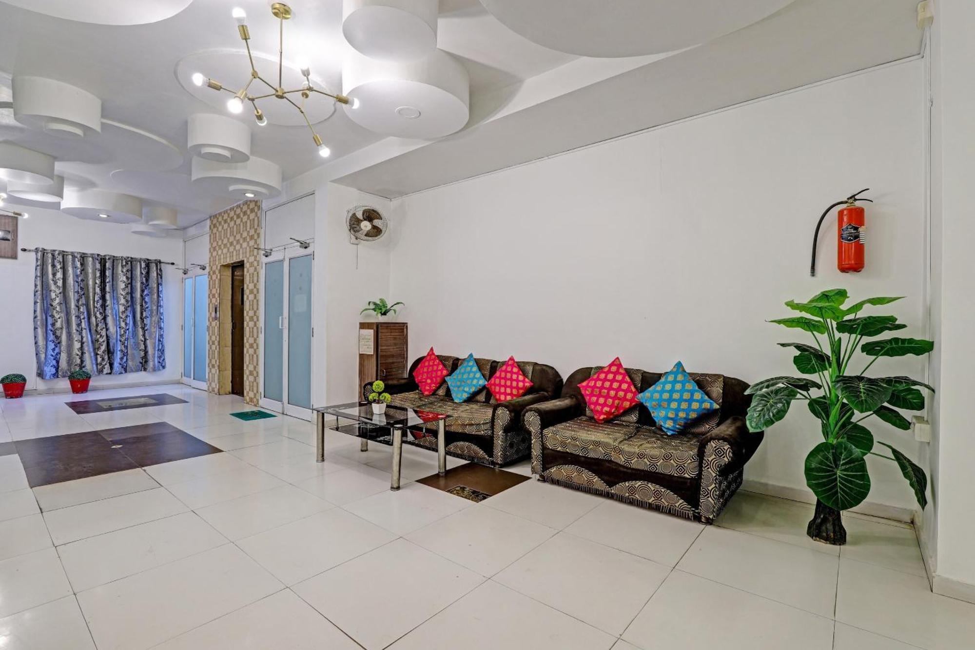 ראג'קוט Hotel Velvet מראה חיצוני תמונה