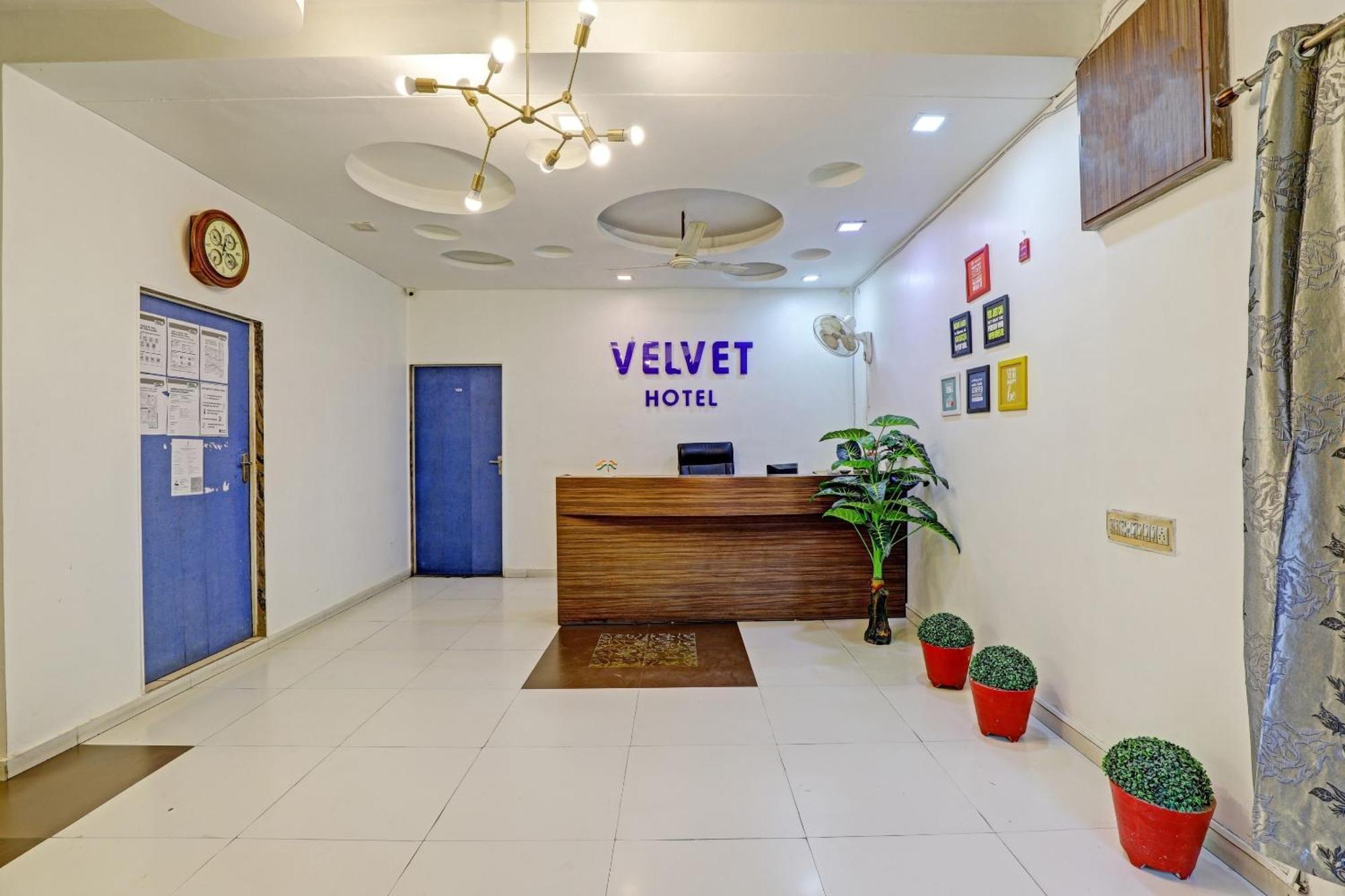 ראג'קוט Hotel Velvet מראה חיצוני תמונה