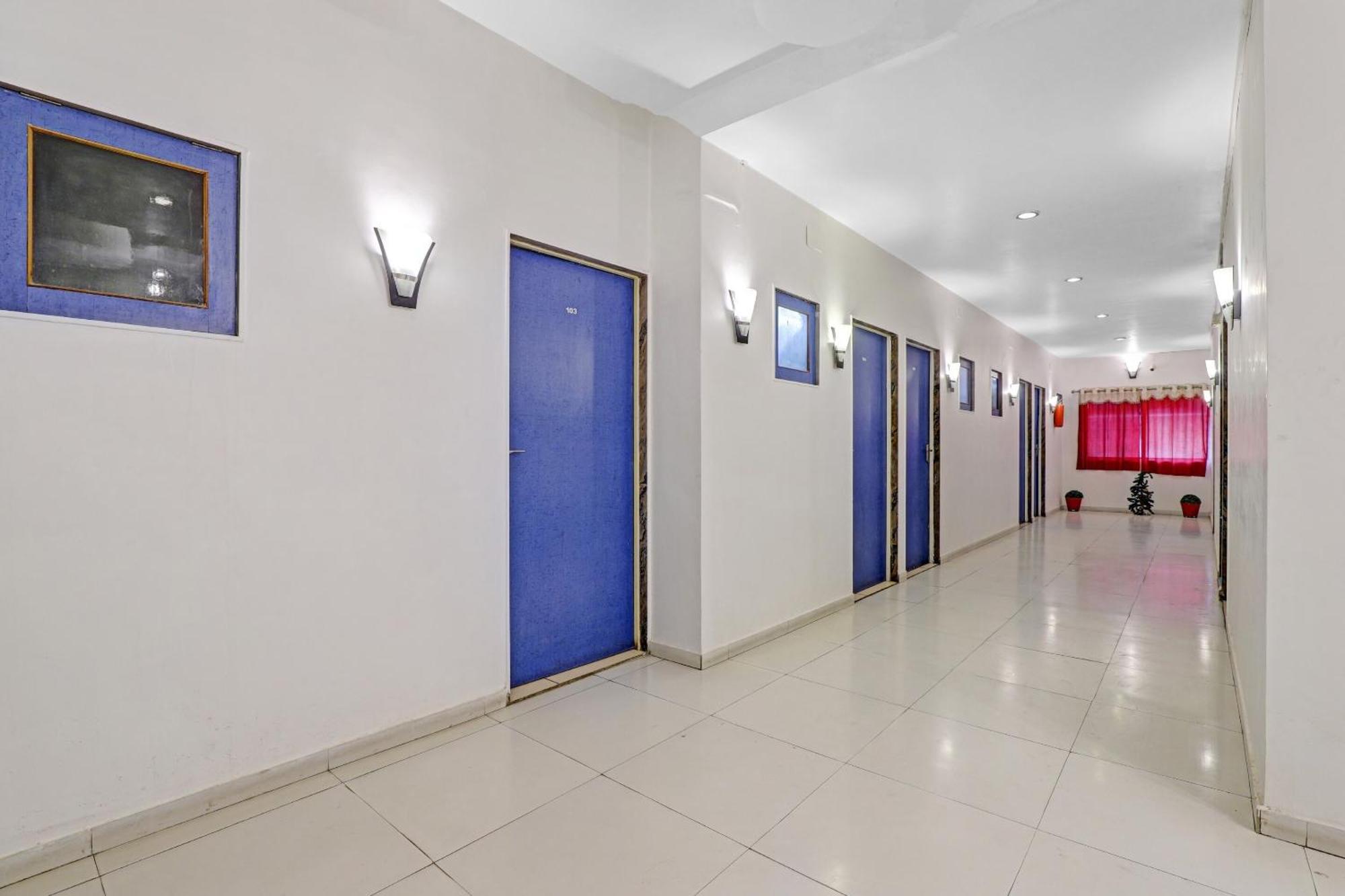 ראג'קוט Hotel Velvet מראה חיצוני תמונה