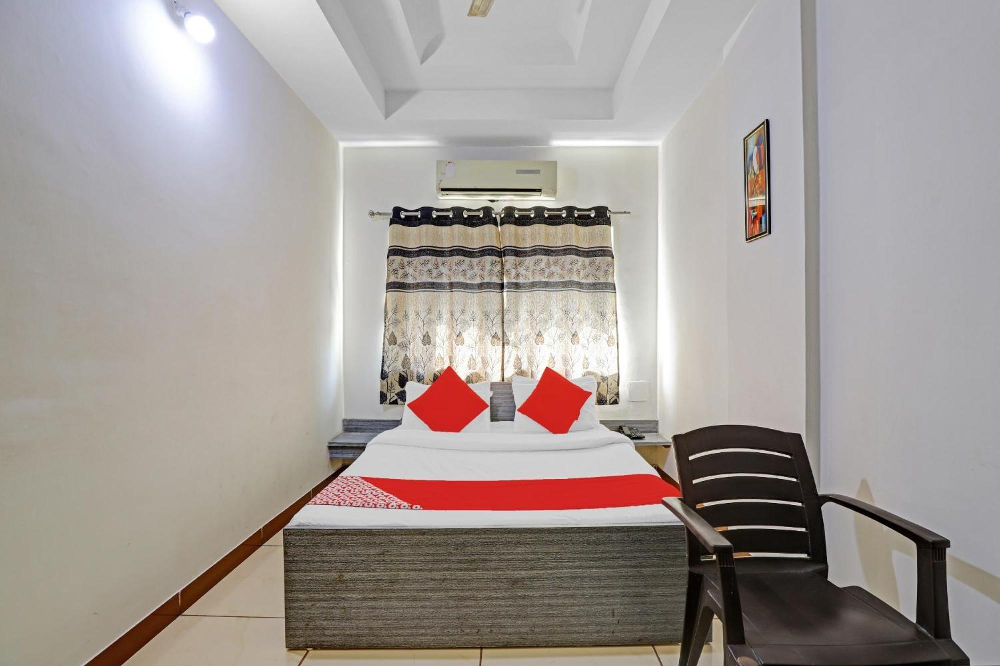 ראג'קוט Hotel Velvet מראה חיצוני תמונה